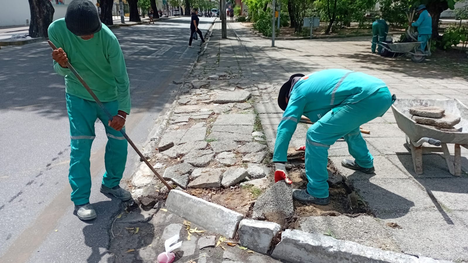 homens consertando um meio-fio